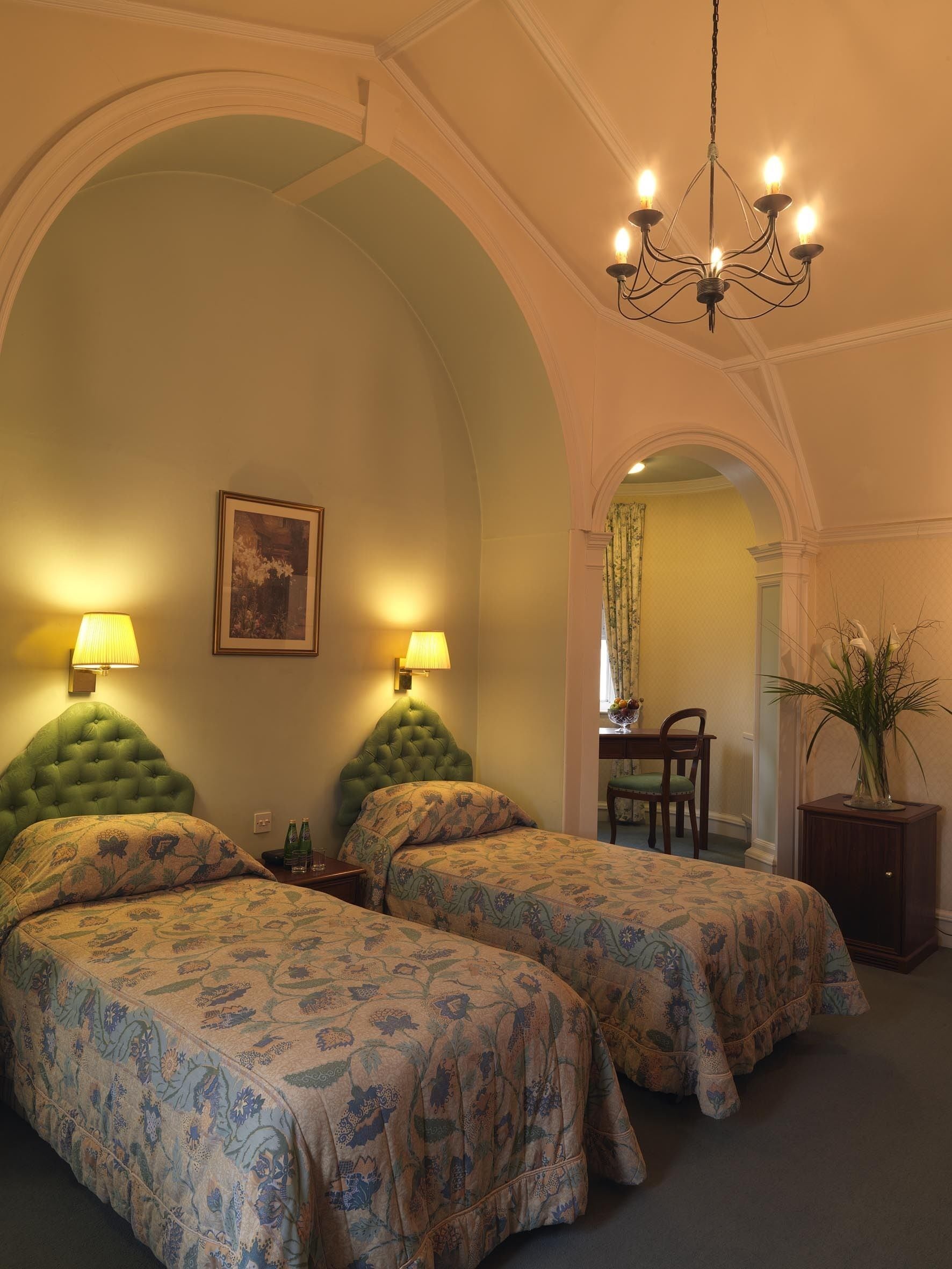 twin room | in-room safe, desk, free wifi, bed sheets