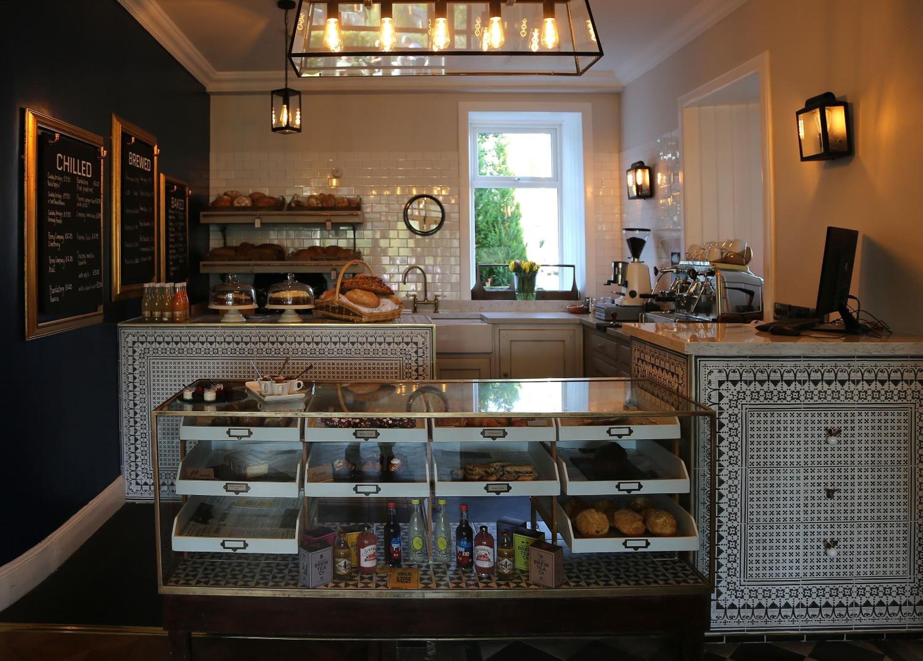 Melayani makan siang dan makan malam 