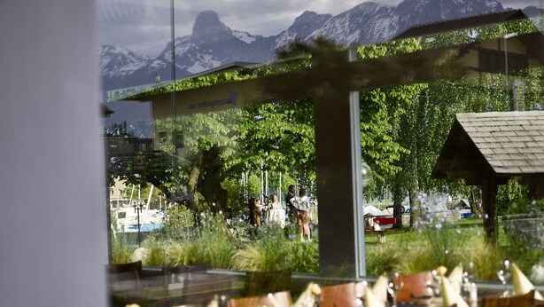 Un restaurant doté d’une terrasse offrant une vue sur un paysage montagneux.
