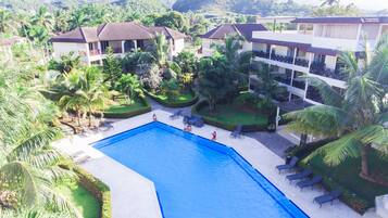 Alberca al aire libre y camastros