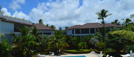 Piscina externa, espreguiçadeiras