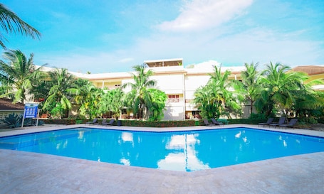 Outdoor pool, sun loungers