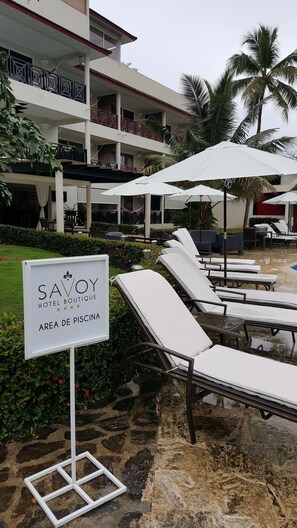 Piscine extérieure, chaises longues