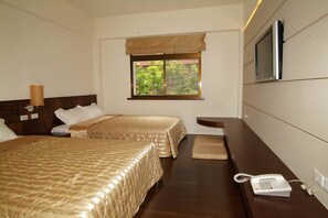 Quarto família, vista para a colina | Escrivaninha, Wi-Fi de cortesia