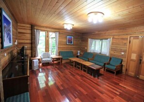 Room, Bathtub, Hill View (Guest) | Living room | Flat-screen TV - Xitou Education Center Hostel (Lugu)