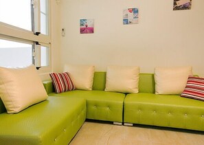 Lobby sitting area - Lu Pa Ka DJ Hostel (Taitung)