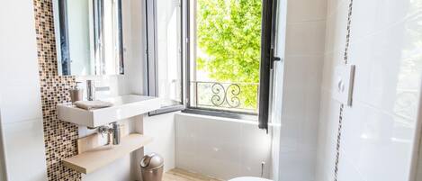 Regadera, amenidades de baño gratuitas, secadora de cabello, toallas