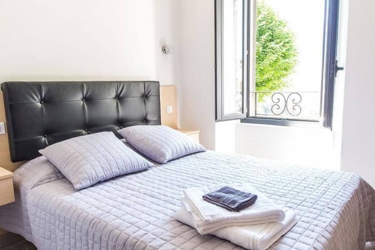 Single Room, 1 Large Twin Bed | Desk, soundproofing, iron/ironing board (on request), cribs (free)