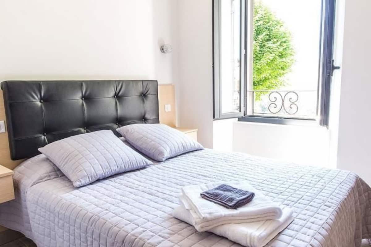 Single Room, 1 Large Twin Bed | Individually decorated, individually furnished, desk, soundproofing