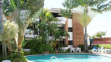 2 outdoor pools
