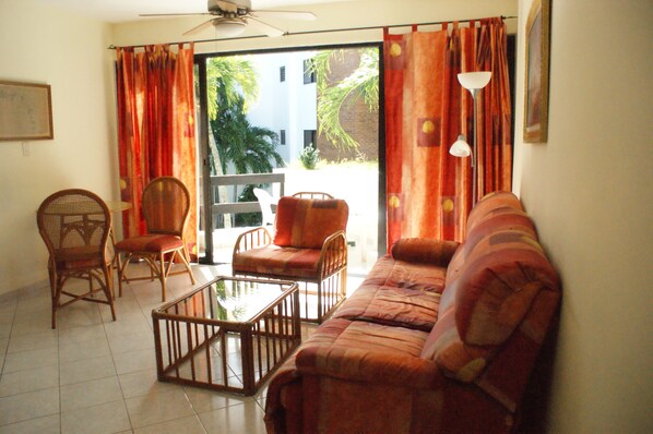 Appartement Supérieur | Salle de séjour | Télévision LCD de 27 pouces avec chaînes par câble, télévision