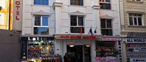 Superior Double or Twin Room | Minibar, in-room safe, individually decorated, individually furnished