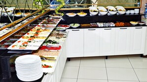 Montaje tipo bufé con diferentes alimentos y utensilios.