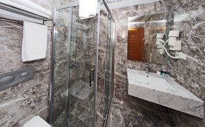 Shower, free toiletries, hair dryer, bathrobes - Grand Emir Hotel (Istanbul)