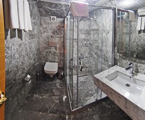 Shower, free toiletries, hair dryer, bathrobes - Grand Emir Hotel (Istanbul)
