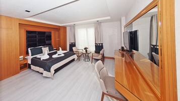 Minibar, caja de seguridad en la habitación y decoración personalizada