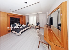 Habitación estándar con 1 cama matrimonial o 2 individuales | Minibar, caja de seguridad en la habitación y decoración personalizada