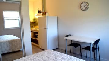 Studio Suite, quang cảnh thành phố | Bộ đồ giường cao cấp, minibar, bàn, bàn ủi/dụng cụ ủi quần áo