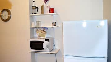 Studio Suite, City View | Private kitchen