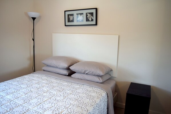 أغطية فراش متميزة وميني بار ومكتب ومكواة/لوح كي