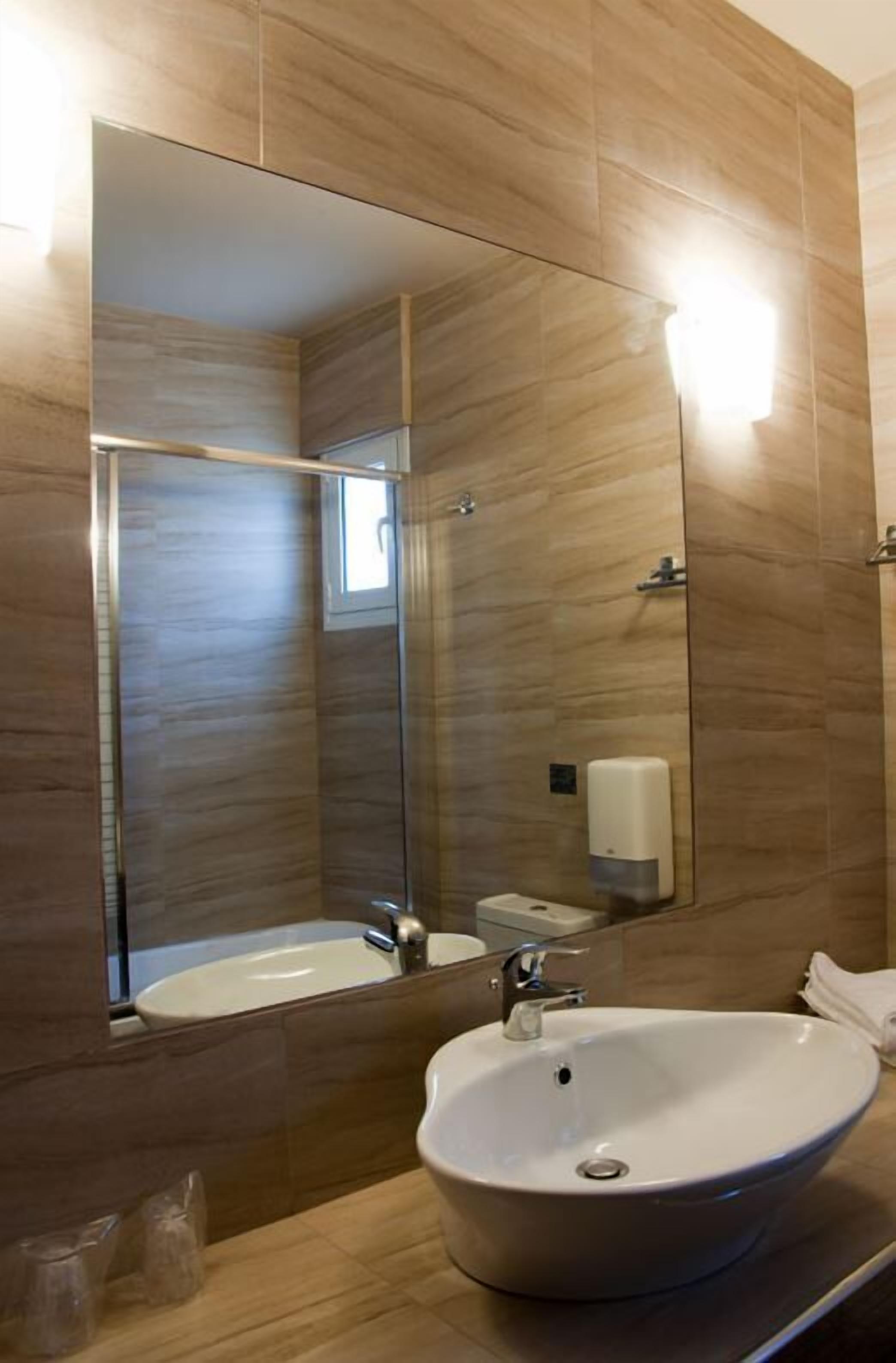 basic twin room | bathroom sink