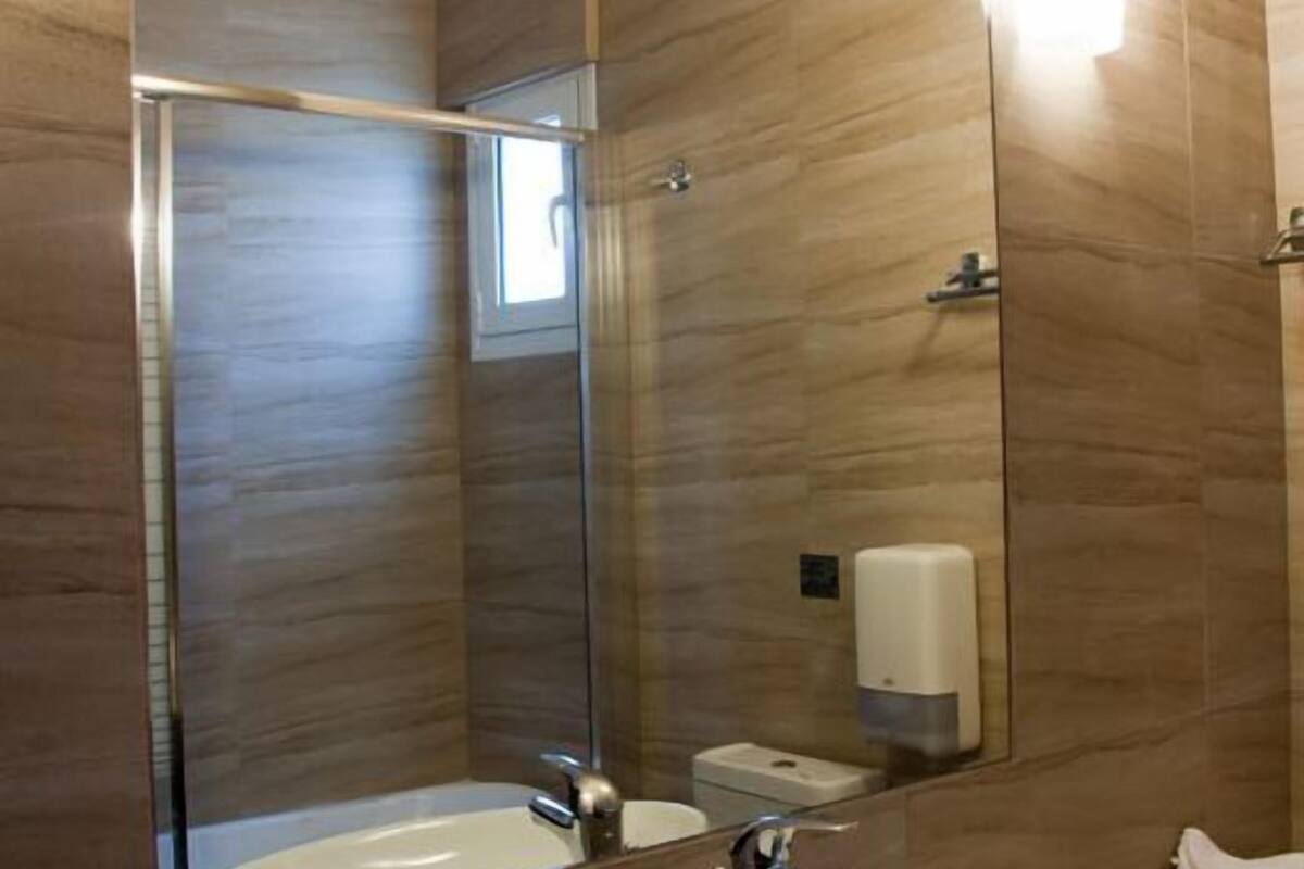 basic twin room | bathroom sink