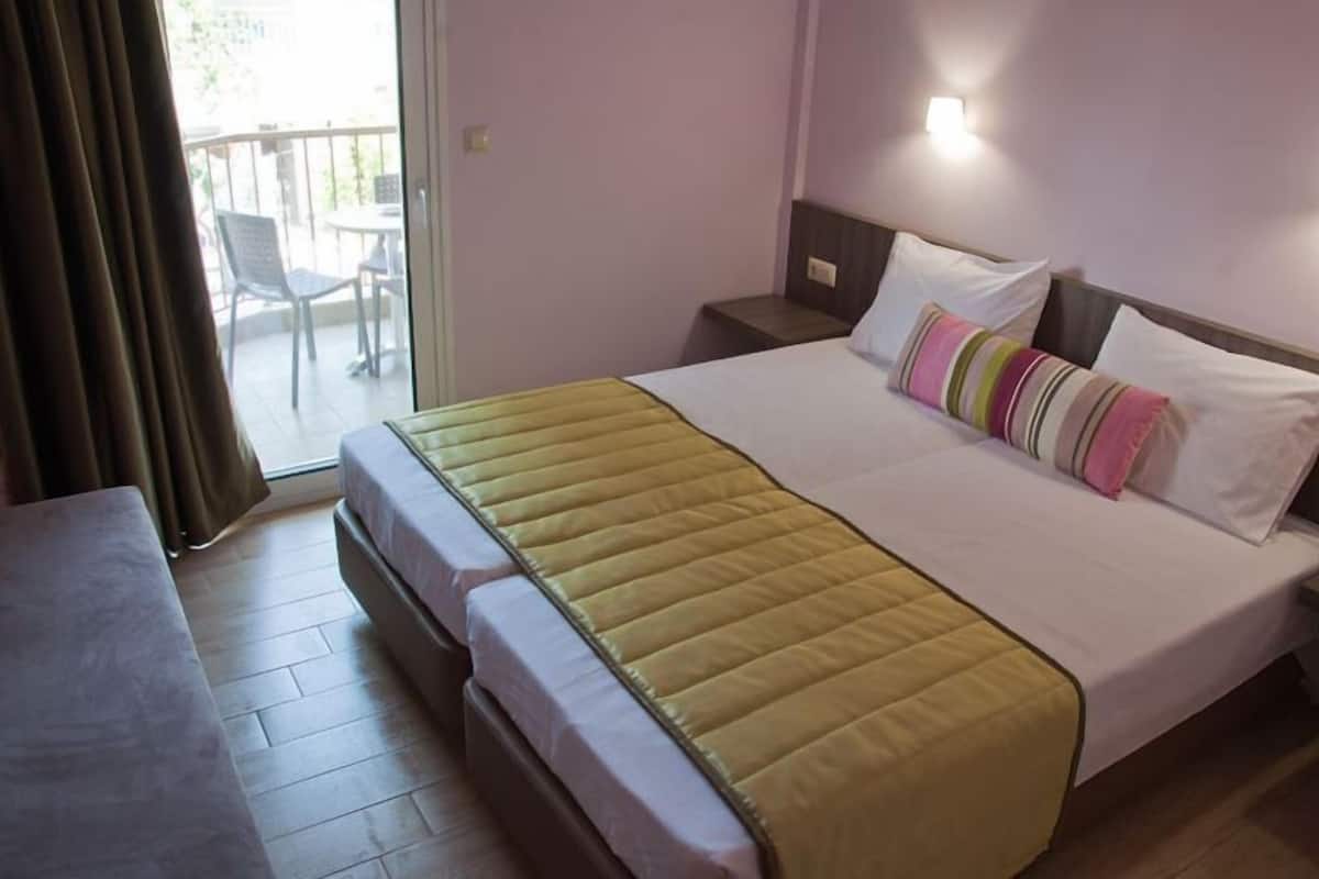 basic twin room | 1 bedroom, soundproofing, iron/ironing board, free wifi