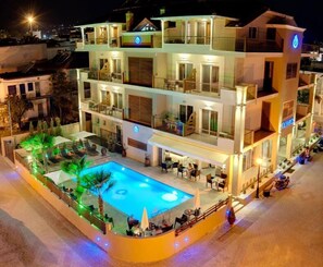 Una piscina al aire libre (de 09:00 a 20:00), sombrillas, tumbonas