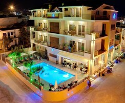 Una piscina al aire libre (de 09:00 a 20:00), sombrillas, tumbonas