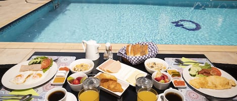 Daily full breakfast (EUR 9 per person)