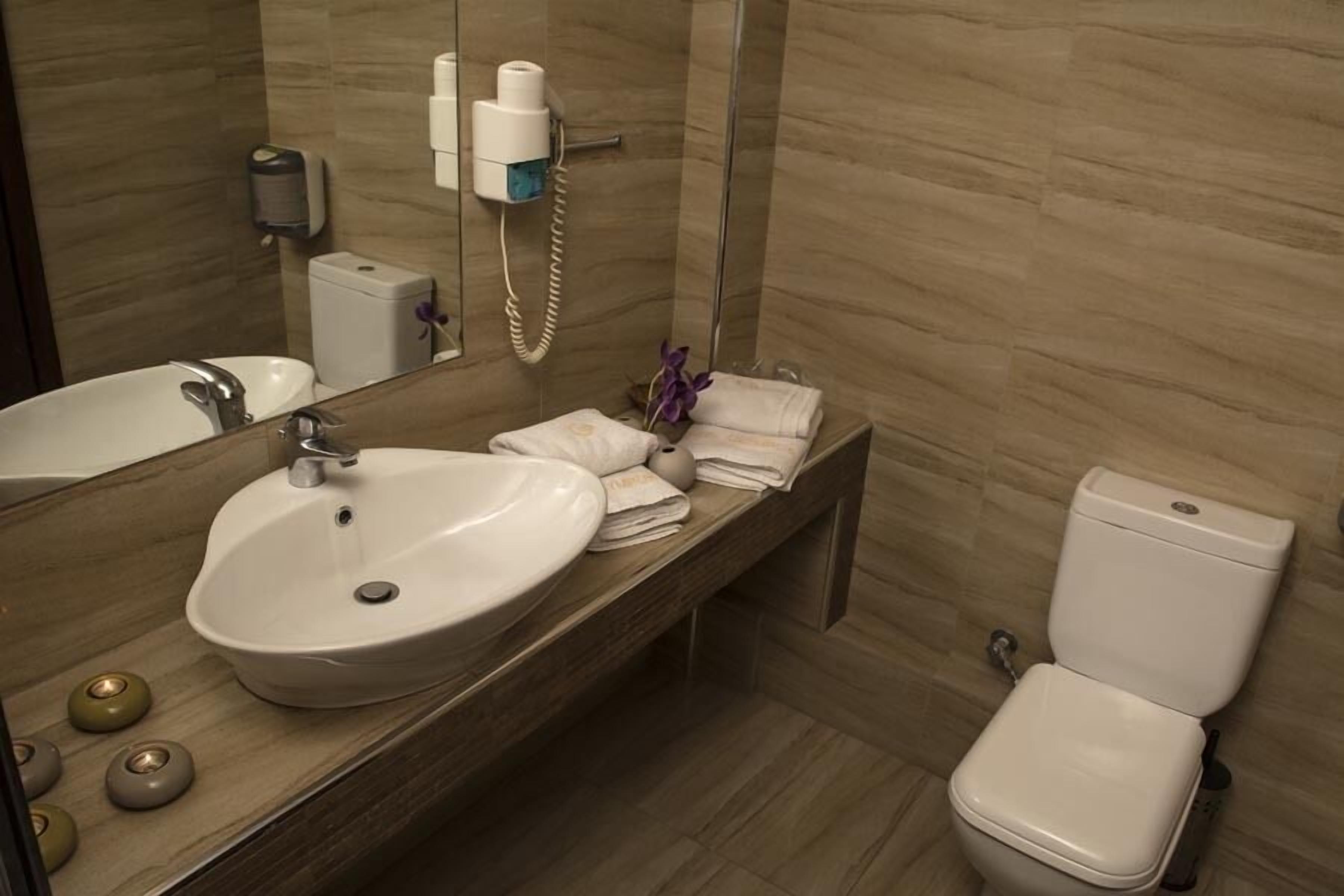 comfort quadruple room | bathroom | shower, free toiletries, hair dryer, bathrobes