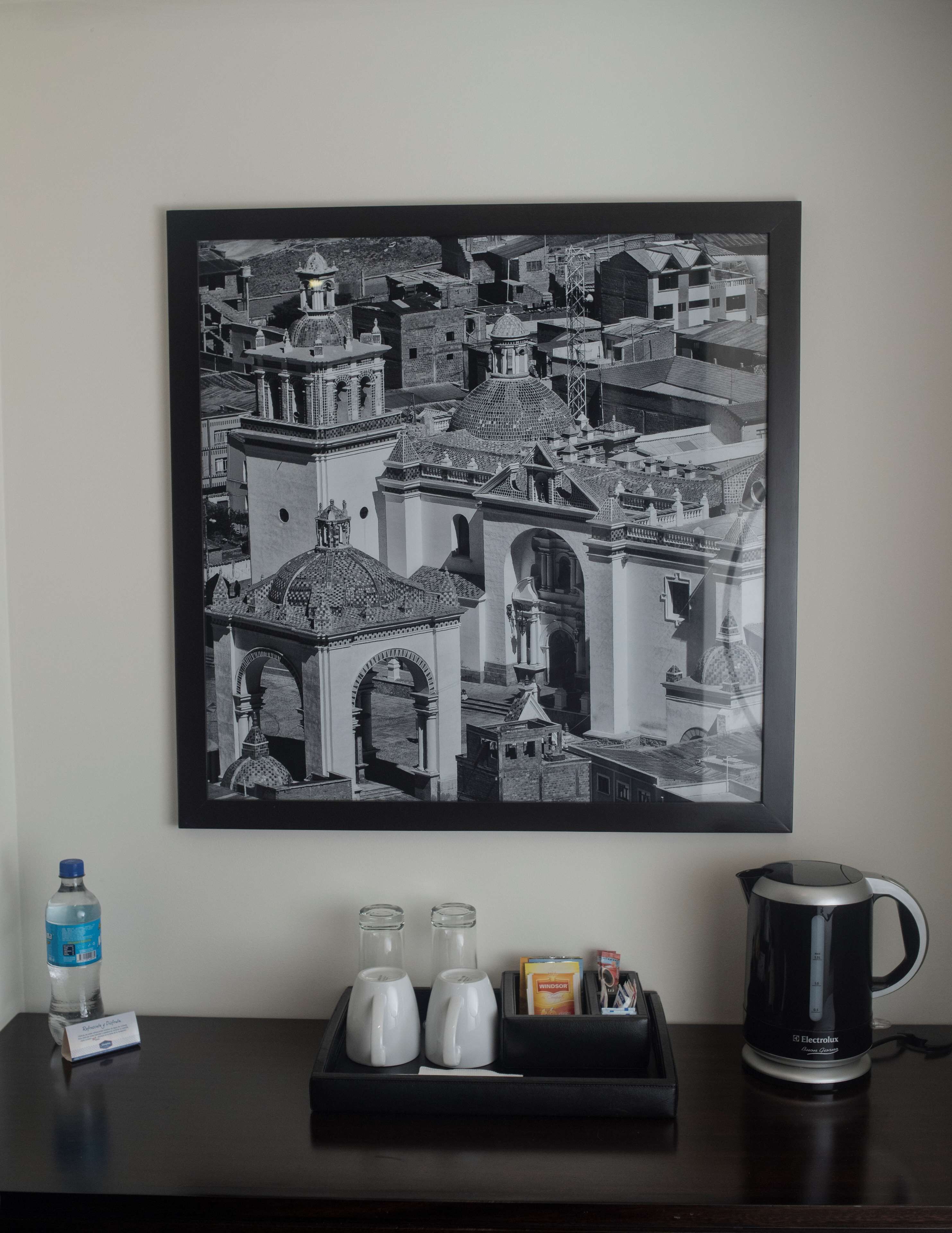 room, 1 queen bed, refrigerator & microwave | private kitchen | microwave, electric kettle