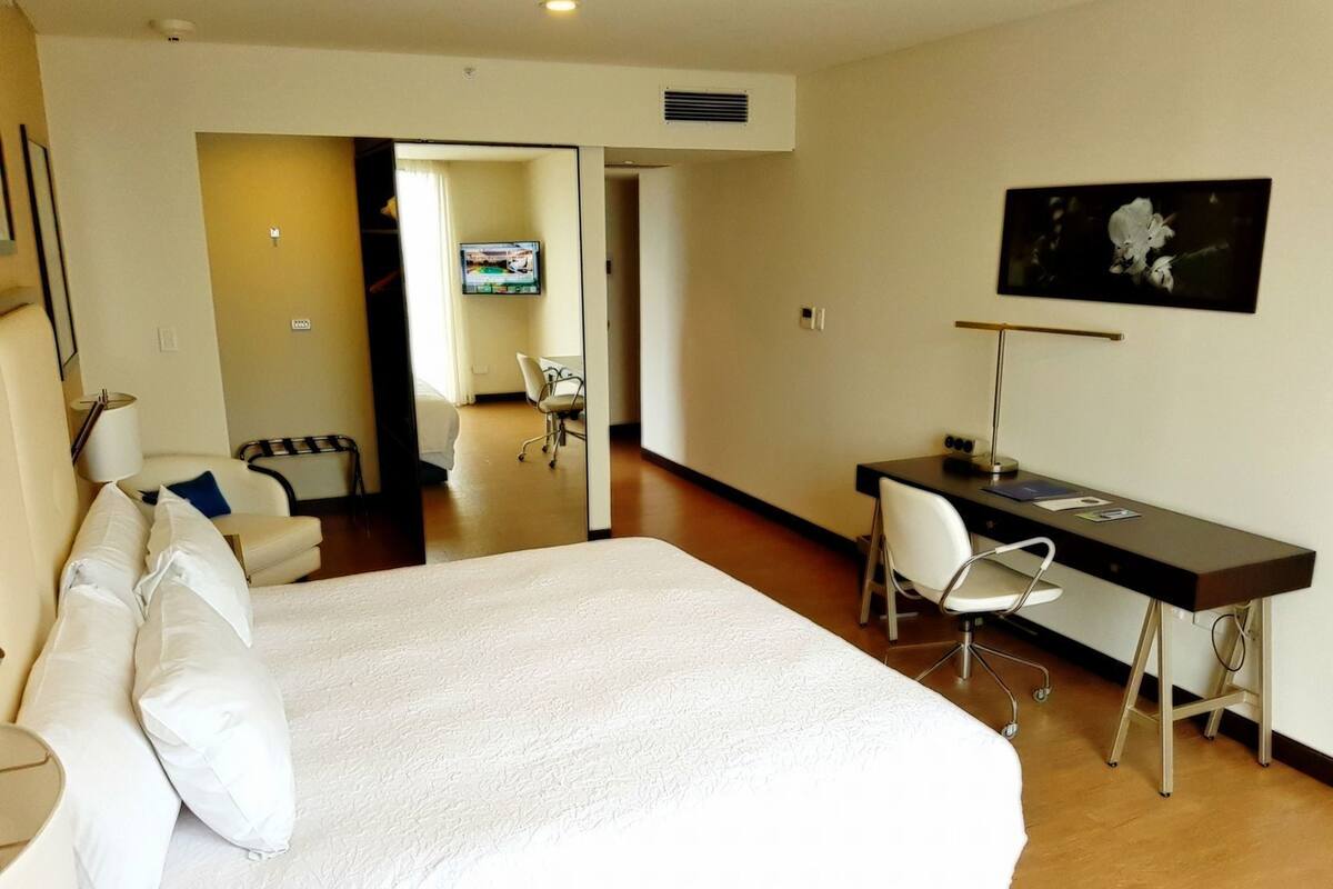 Zimmersafe, Verdunkelungsvorhänge, Bügeleisen/Bügelbrett
