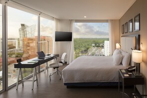 Chambre panoramique, 1 trĂšs grand lit | Coffre-fort, rideaux dâobscurcissement, fer et planche Ă repasser