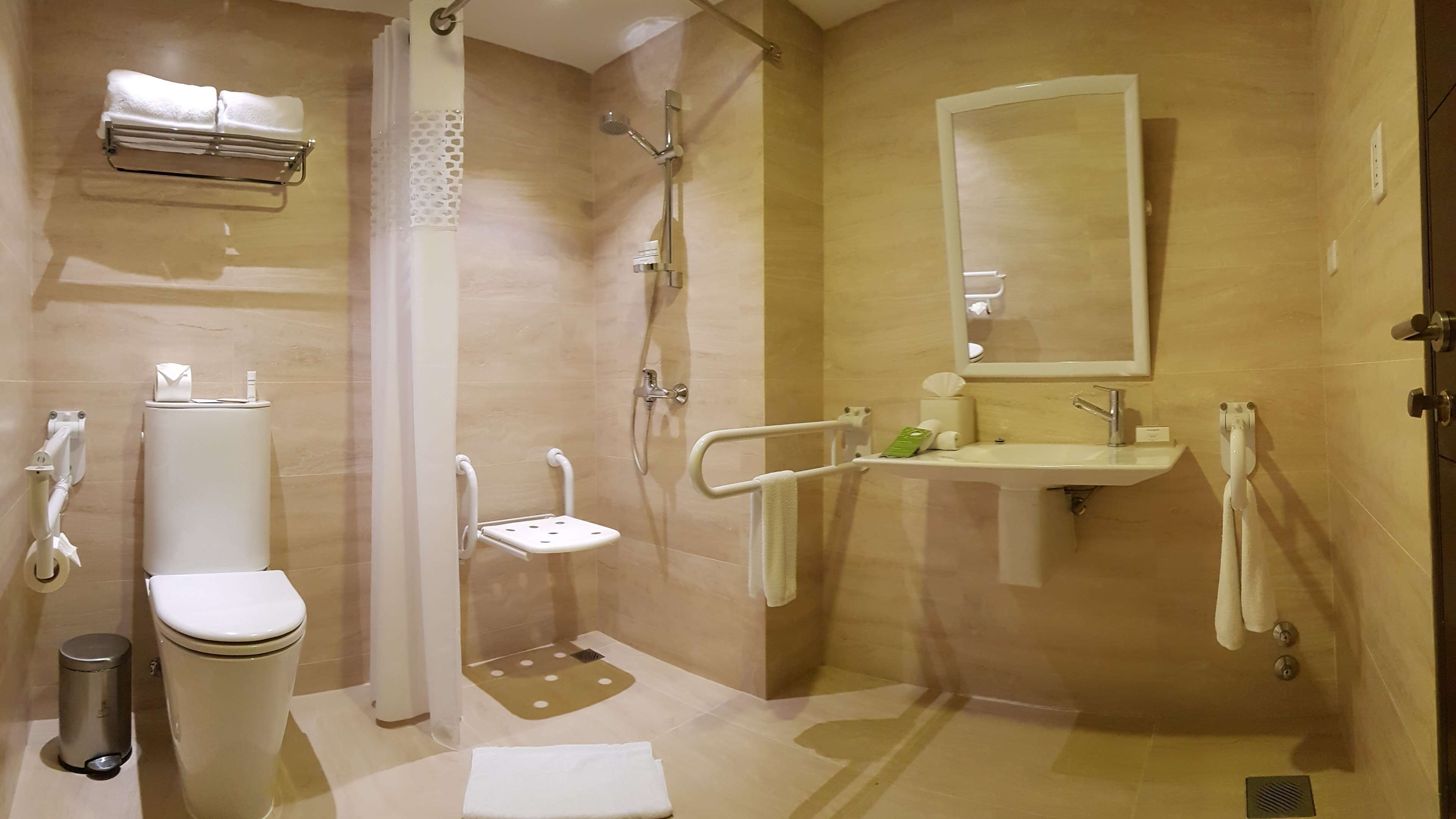 Un baño moderno con inodoro, bidé, ducha y lavamanos.