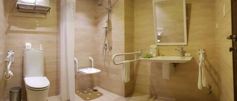Un baño moderno con inodoro, bidé, ducha y lavamanos.