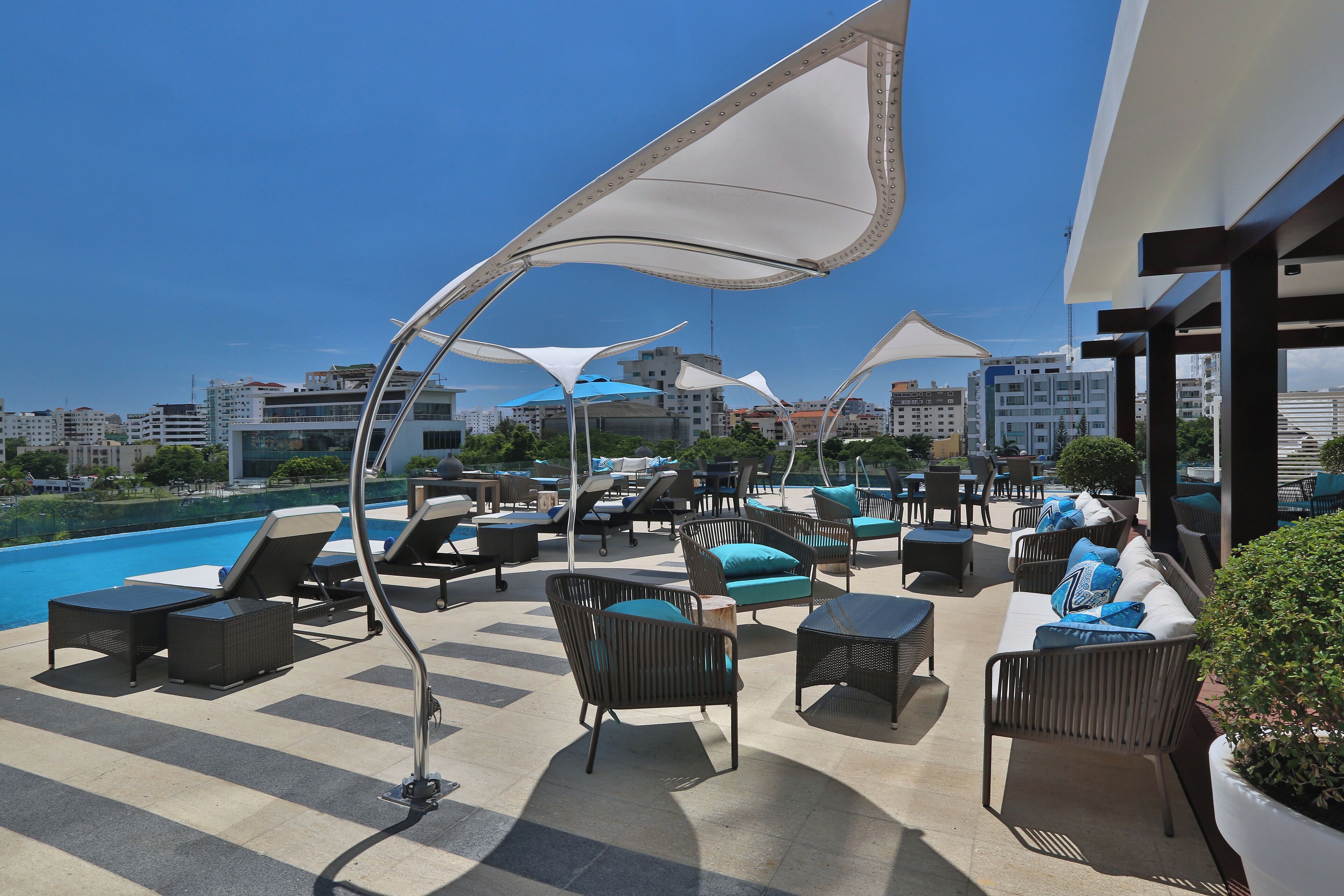 2 bars/lounges, swim-up bar, poolside bar