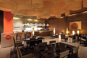 3 restaurants, breakfast, lunch, dinner served; international cuisine