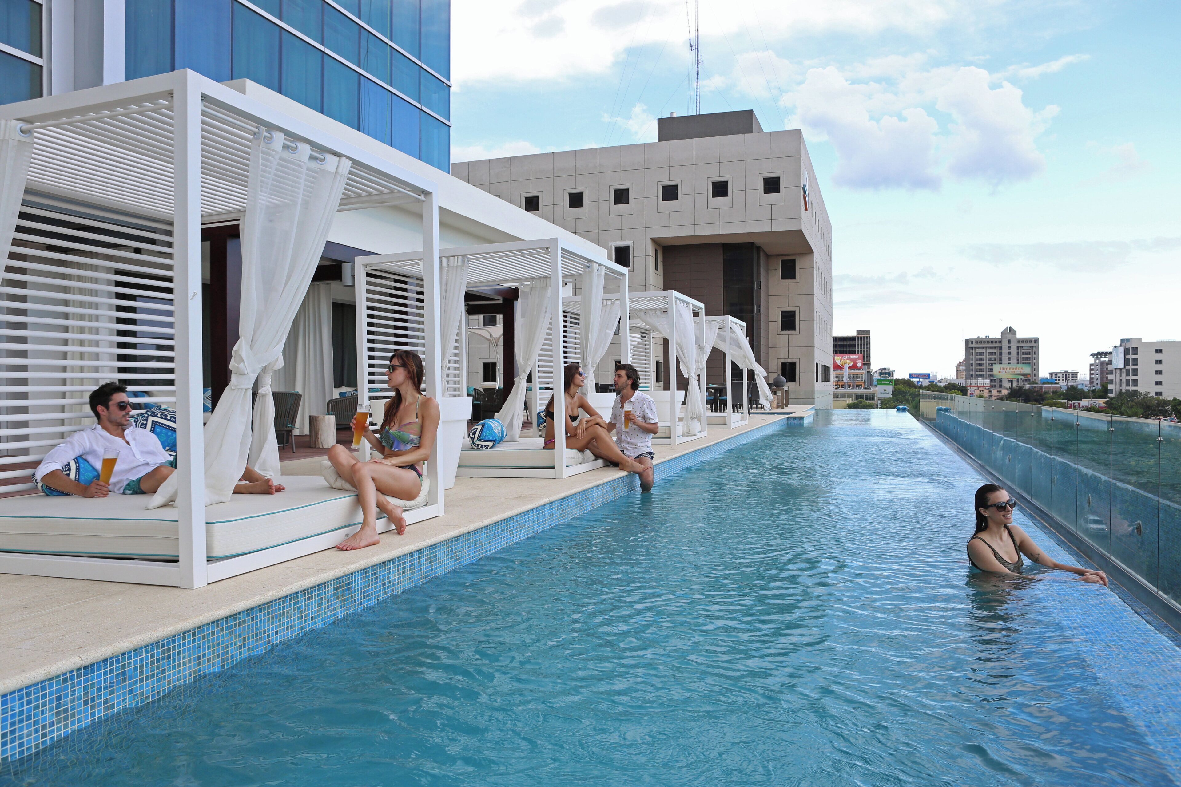 Piscine extérieure, parasols de plage, chaises longues