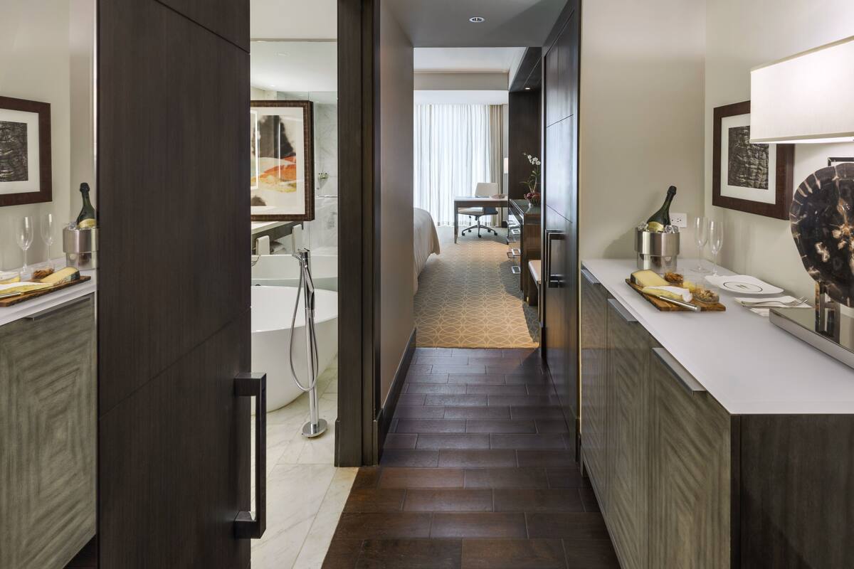 Ein moderner Hotelgang mit Dusche, Essbereich und Rezeption.