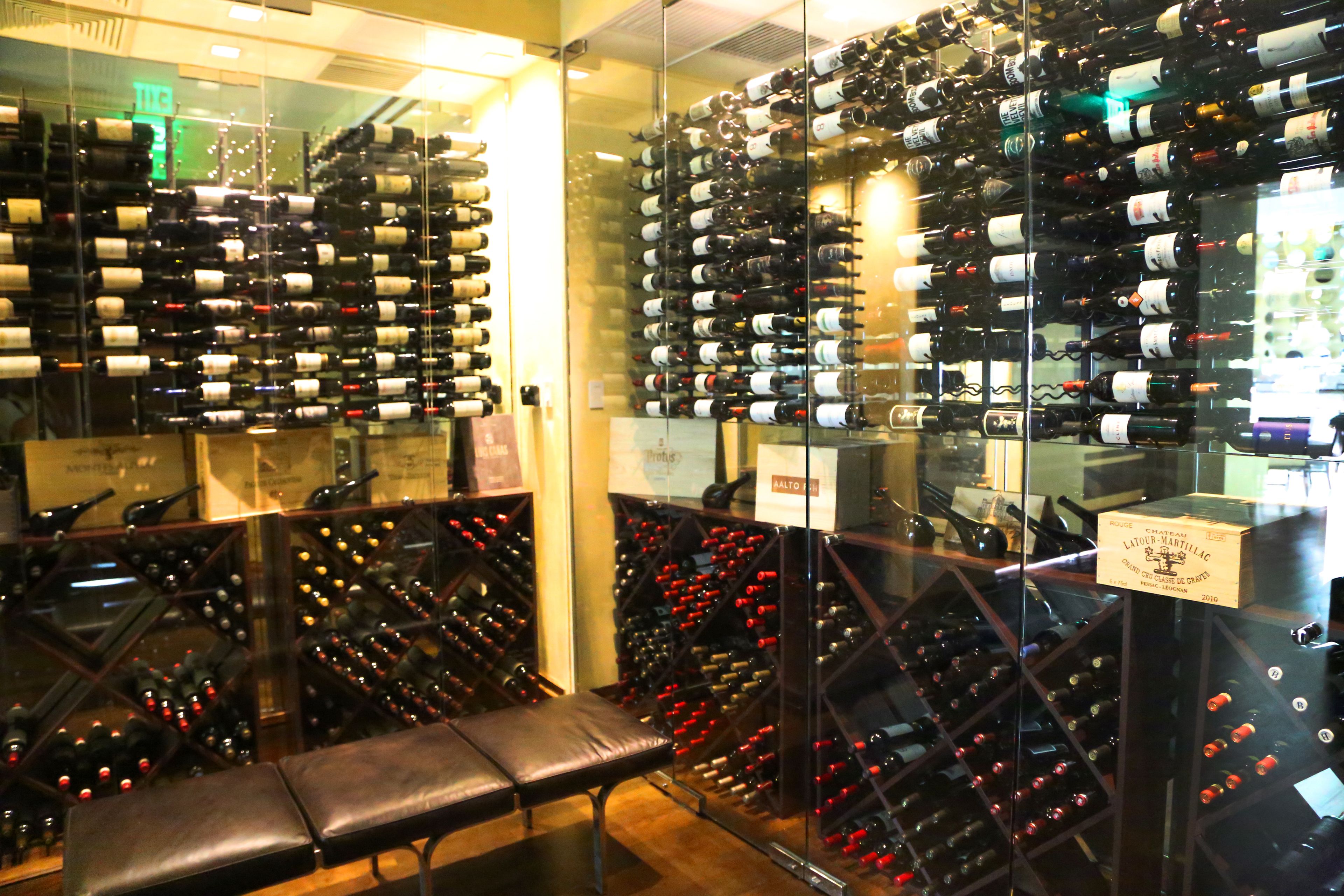 3 restaurants, breakfast, lunch, dinner served; international cuisine