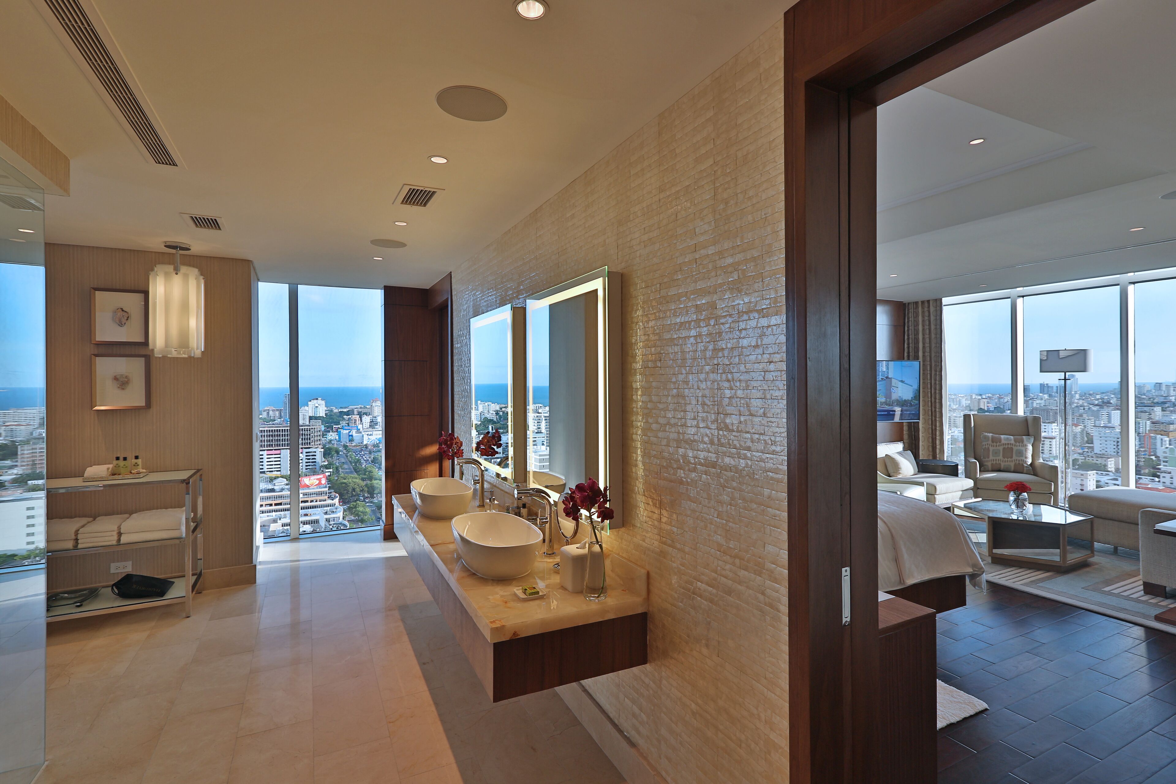 独立的浴缸和淋浴、深泡浴缸、大花洒淋浴喷头、名牌洗护用品