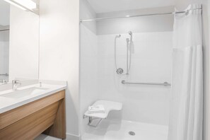 Room, Accessible, Non Smoking | Bathroom | Combined shower/tub, hair dryer, towels - Microtel Inn & Suites by Wyndham Cuauhtemoc Campos Menonitas (Cuauhtemoc)