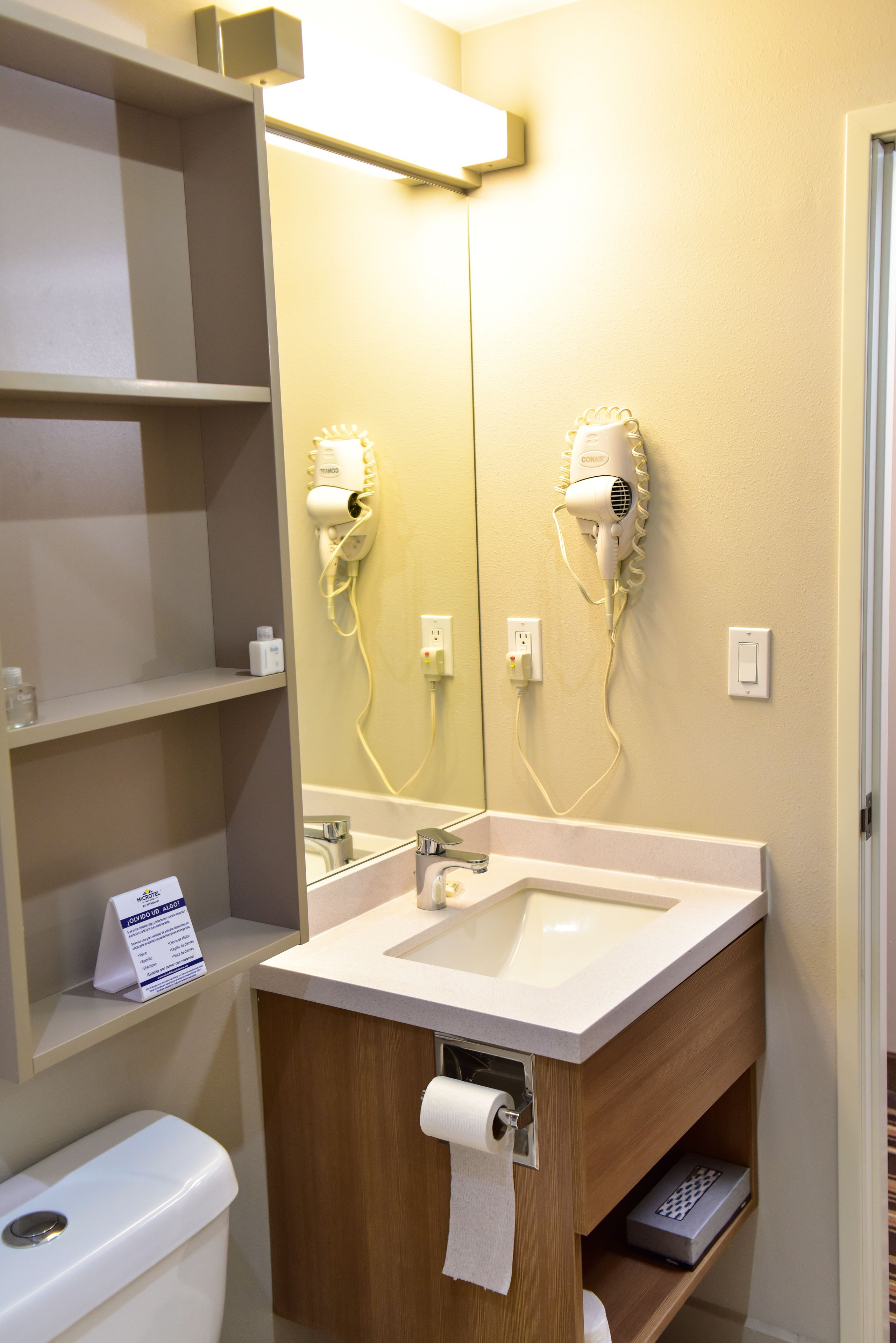 combined shower/bathtub, hair dryer, towels