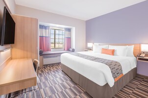 Minibar, escritorio y sistema de insonorización 