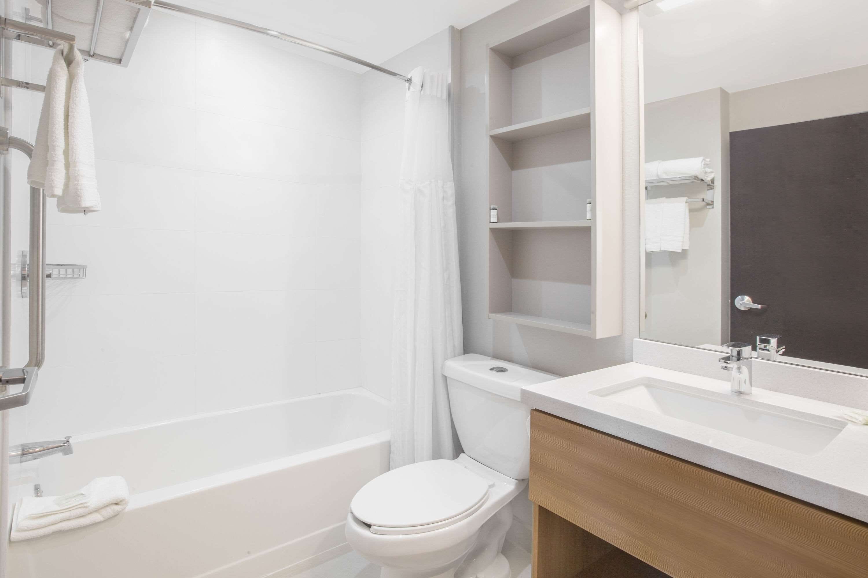 combined shower/bathtub, hair dryer, towels