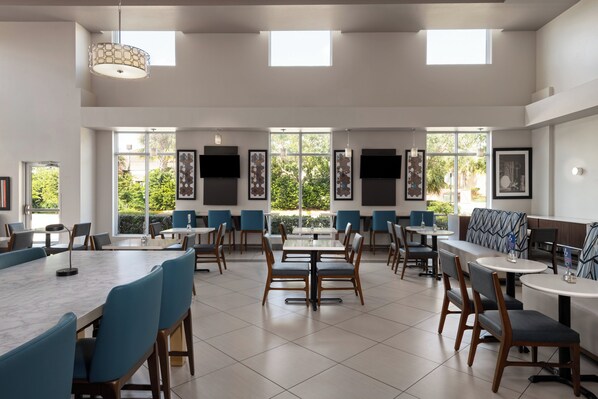 Free buffet breakfast  - Holiday Inn Express & Suites Boynton Beach West by IHG (Boynton Beach)