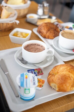 Petit déjeuner buffet (5.90 EUR par personne)