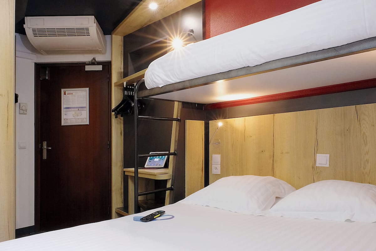 triple room | premium bedding, desk, soundproofing, free wifi