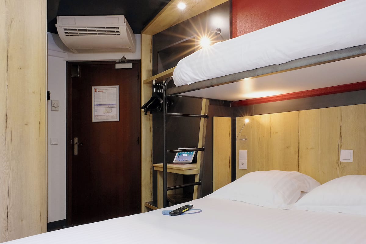 Ropa de cama de alta calidad, escritorio y sistema de insonorización